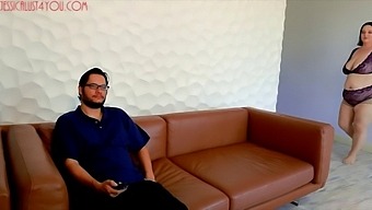 セクシーなポルノスターがハードコアなファックシーンに備えて準備万端!