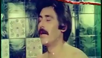 Török Lányok Mutatják Be Szexi Íveiket És Szenvedélyesen Csókolóznak Ebben A Videóban