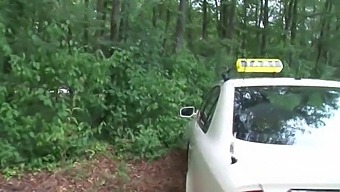 ドイツのタクシー運転手が熟年客と予期せぬ性的な出会いをする