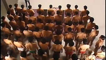 日本でのブッカケアクションを含むアジアの乱交