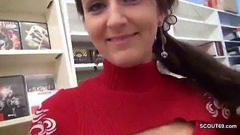 若い労働者がビデオレンタルショップでセックスして妊娠する