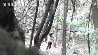 古い日本人男性が木造建築の売春婦とセックスします。