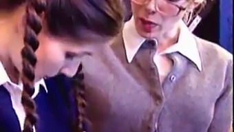 Fiatal Tanár És Diák Enged A Leszbikus Intimitásnak