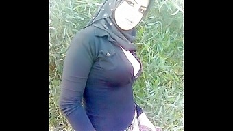 Fekete-Fehér Hijab Keverék Az Amatőr Ázsiai Cfnm Videóban