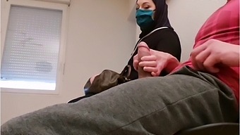 寝取られ夫との誘惑された患者の公衆ディスプレイの医師の盗撮映像