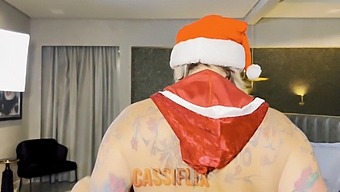 Mrs. Claus Egy Jó Fiút Élvez Vonzó Hátsójával! Élvezd A Teljes Videót A Cassiflix Oldalon!
