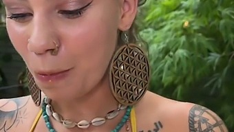 Kizárólagos Videó Egy Dögös Hippi Pezsgőfürdős Kalandjáról Mr. Lucky-Val