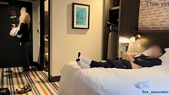 酒店女佣与男人的惊喜邂逅导致了射精援助的相互协议