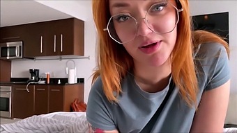 ティーンの義理の妹が家族療法で潮吹きフェラをする