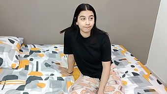 我以害怕独自睡觉为借口潜入继兄的房间,但我的真正意图是用他的阴茎在我焦急的阴道里诱惑他满足我的欲望