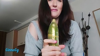 快楽の潮吹き:フィスティングとキュウリが特徴の女性の射精シーン