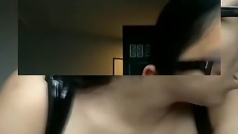 穿着乳胶紧身胸衣和眼镜,沉迷于亲密接触(完整视频在red上)