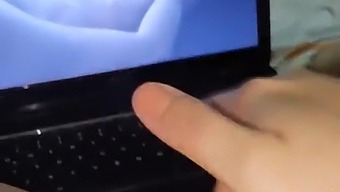 スペインのオーディオをフィーチャーした男性のビデオを見て反応しながら、私は自己快楽を楽しんでいます。