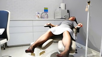 性欲旺盛的美容师给她的客户做足部按摩