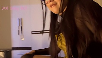 いつも私のアドバンスを拒否する女の子に、私の家で映画を見るために参加することに成功しました。