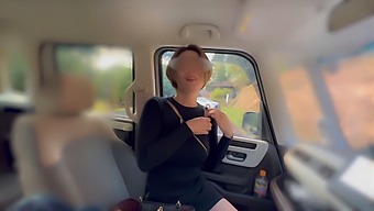 巨乳のカックホールド妻が野外乱交に参加し、見知らぬ男性に顔いっぱいの精液を与えます。