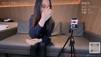 Kielégítő Vágyak Egy Nagy Fasszal A Telefonon. Egy Spriccelő Házas Nő Intim Találkozása