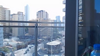 性感游戏女孩在户外阳台上暴露自己