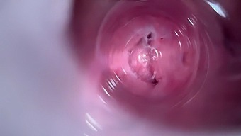 若い女の子のきつくてクリーミーな膣のクローズアップビュー