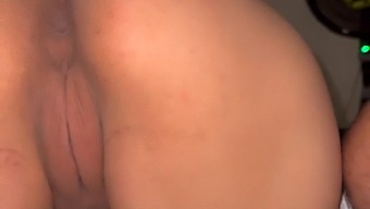 私の彼女は後ろからの立場になり、ナイトウェアを下げて、視覚的な快楽のために彼女の親密な領域を明らかにします。