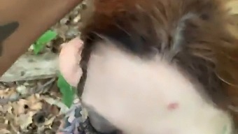 森で捕まったティーンが、パートナーをフェラチオで喜ばせる