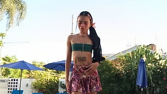 小柄なプリンセスが、スリル満点のエンカウンターで巨大なモンスターから絶え間ない脅威に直面!