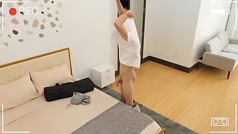 スキニーベイビーとの義理の兄弟の初めての出会い:顔射と中出し